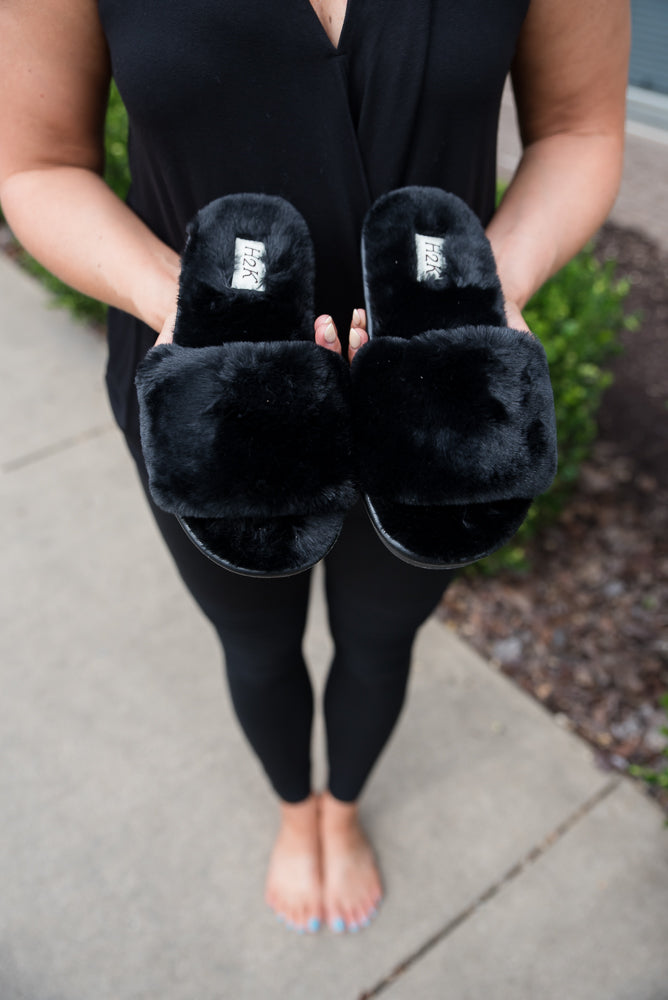 Fuzzy Slipper Sandals 𝗶𝗻 𝟯 𝗰𝗼𝗹𝗼𝗿𝘀