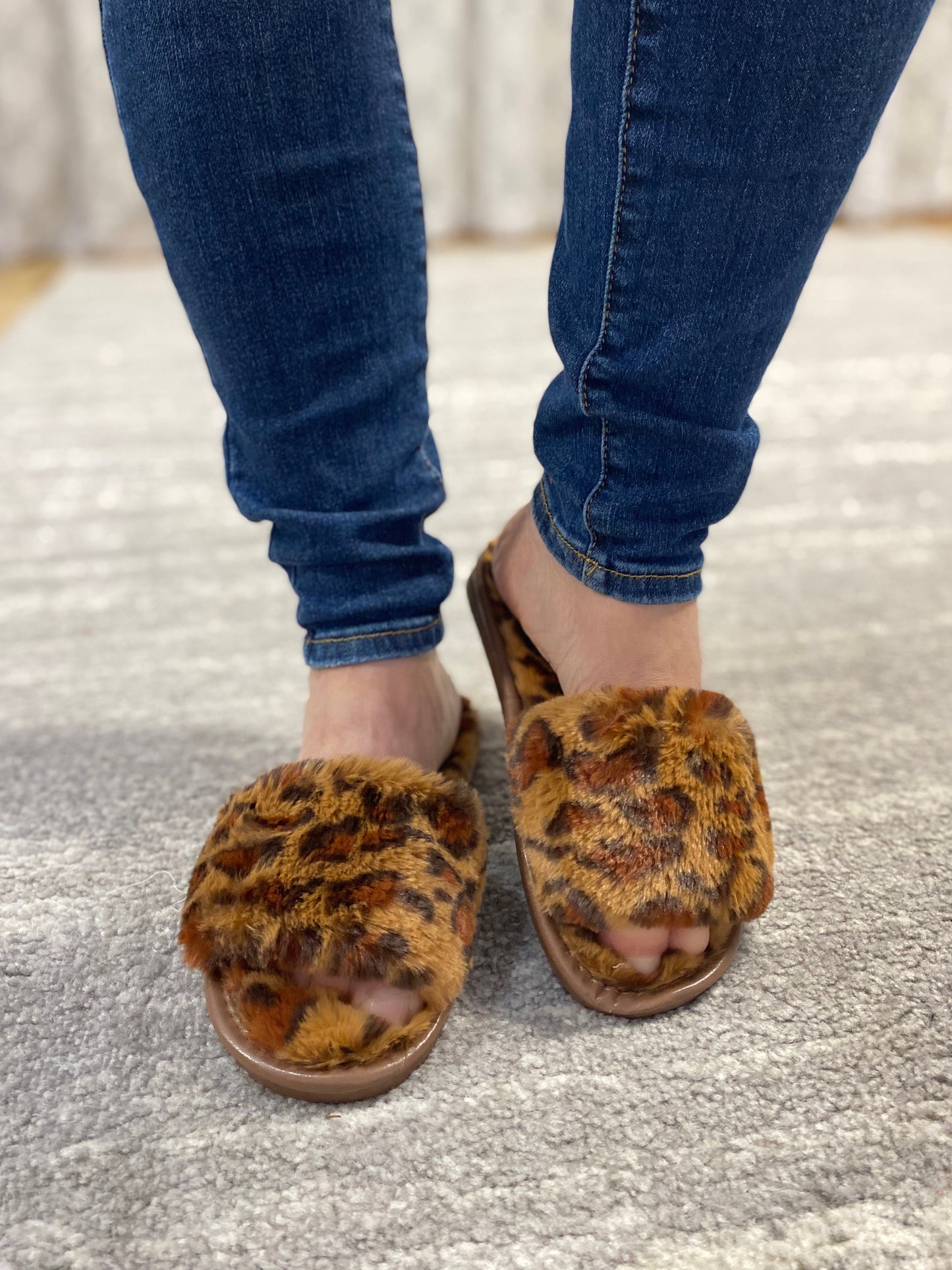 Fuzzy Slipper Sandals 𝗶𝗻 𝟯 𝗰𝗼𝗹𝗼𝗿𝘀